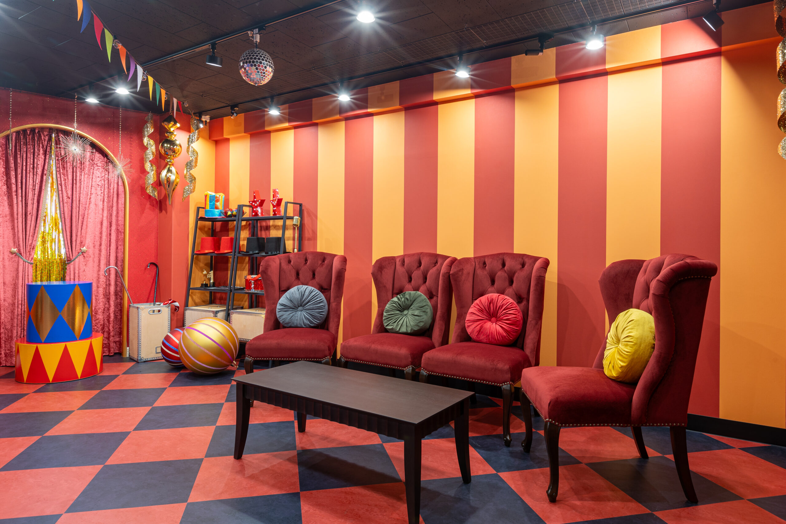 カラフルなストライプのアートオブジェ 潤っ 