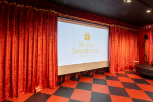 https://studio-sweets-box.jp/new-site/wp-content/uploads/2024/07/スクリーン＆カーテン１-1-scaled.jpg